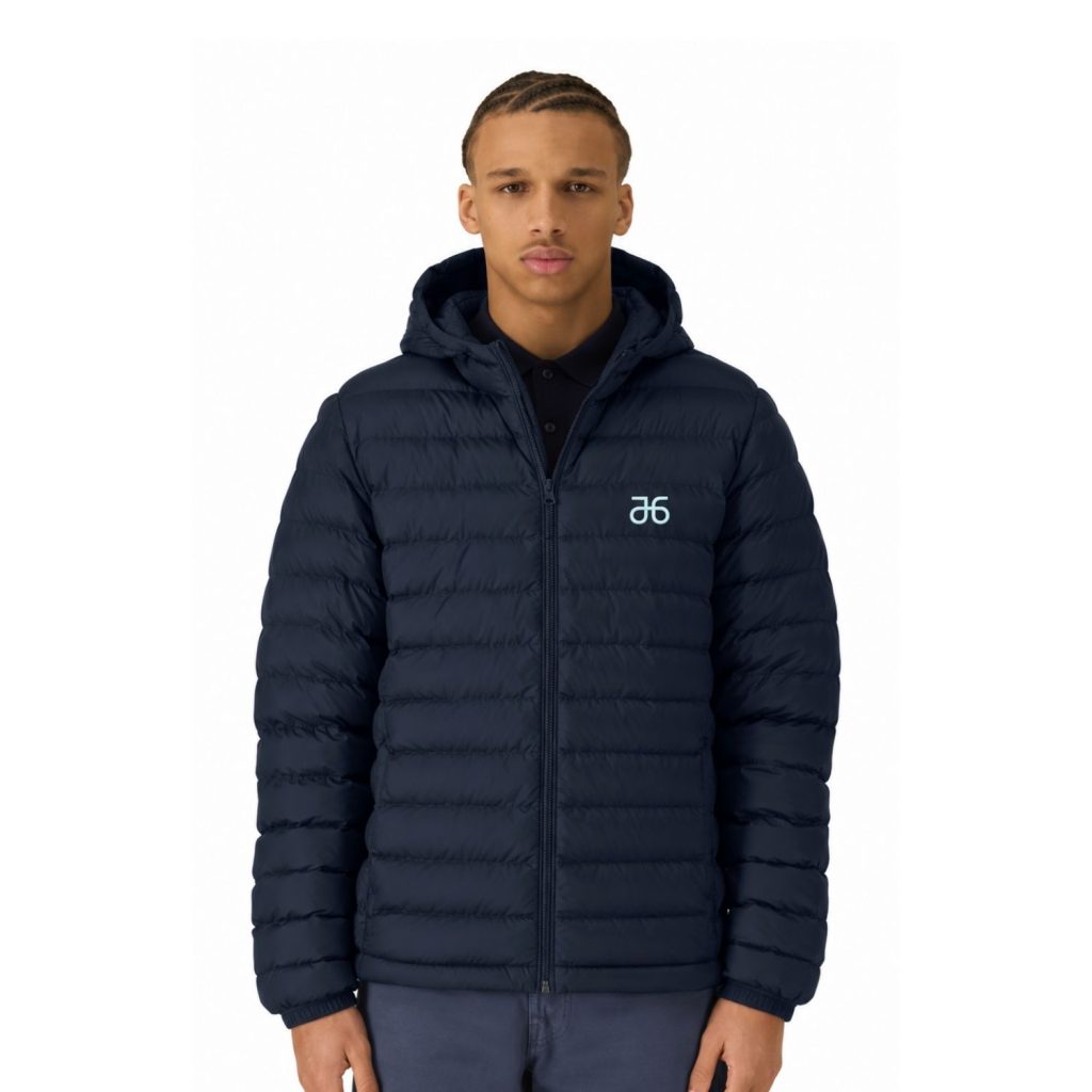 Ein Mann trägt die Atruvia Winterjacke mit Kapuze (KI-generiert)