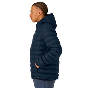Ein Mann trägt die Atruvia Winterjacke mit Kapuze (KI-generiert)