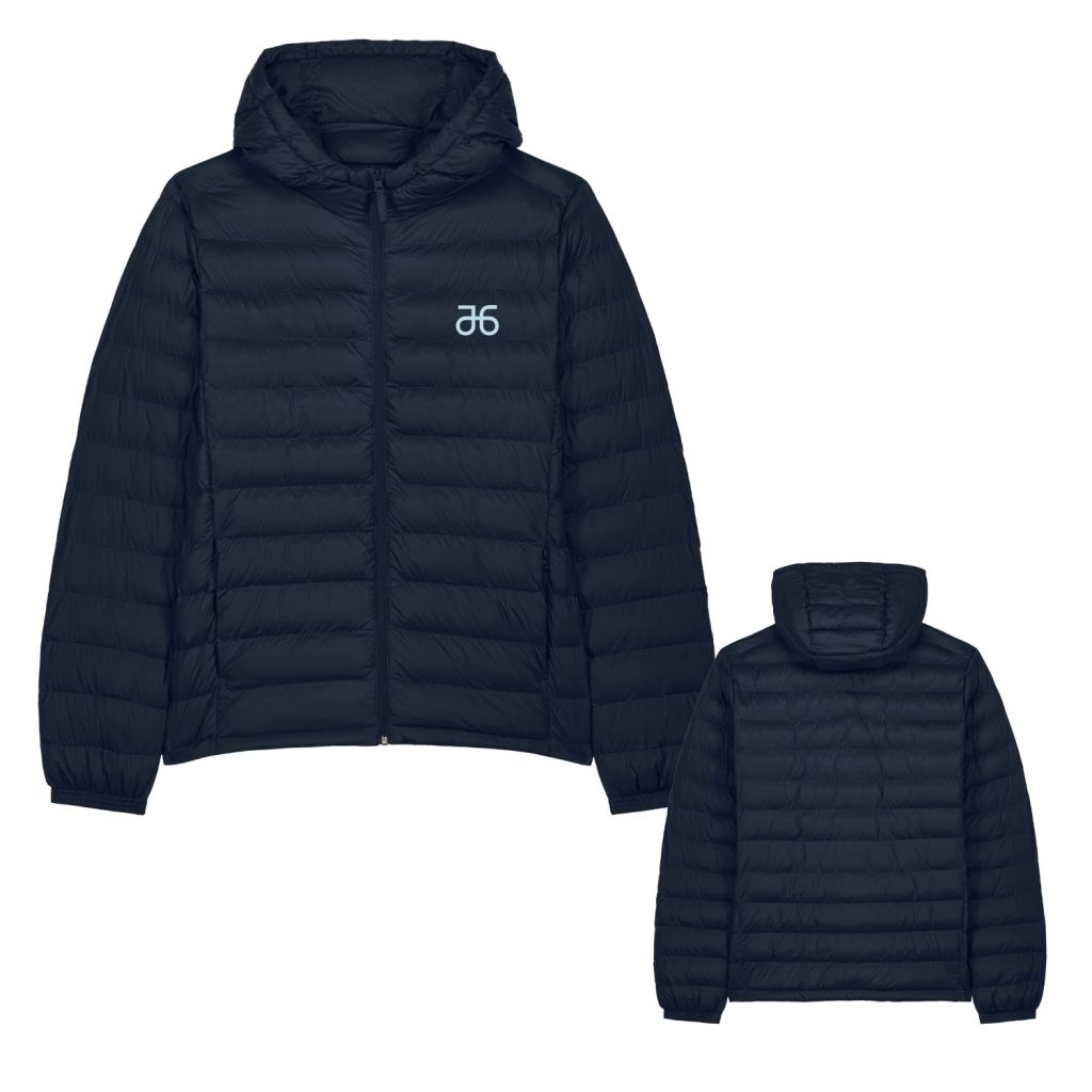 Ein Mann trägt die Atruvia Winterjacke mit Kapuze (KI-generiert)