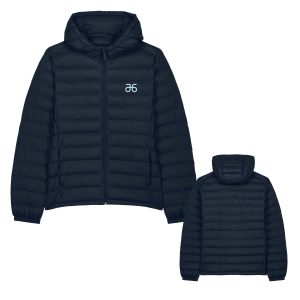Ein Mann trägt die Atruvia Winterjacke mit Kapuze (KI-generiert)